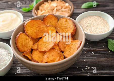 Ciotola con yummy sweet potato chips sul tavolo Foto Stock