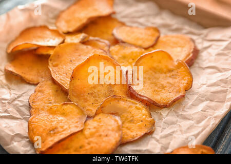 Yummy sweet potato chips sul tavolo Foto Stock