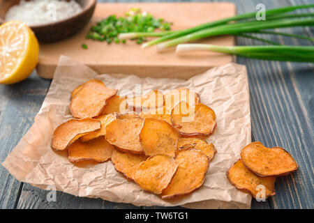 Yummy sweet potato chips sul tavolo di legno Foto Stock