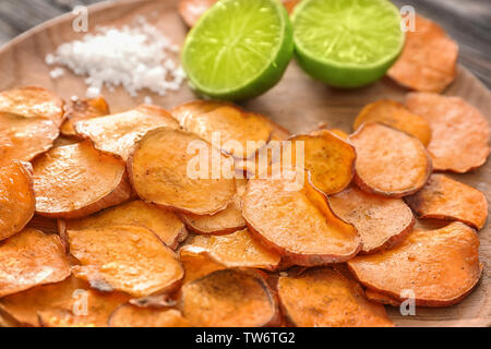 Piastra con yummy sweet potato chips, primo piano Foto Stock