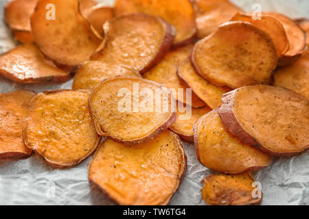 Yummy sweet potato chips sul tavolo da cucina, primo piano Foto Stock