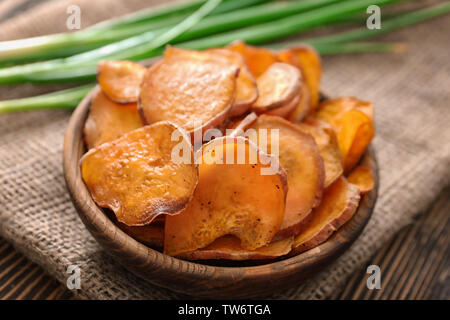 Ciotola con yummy sweet potato chips sul tavolo Foto Stock