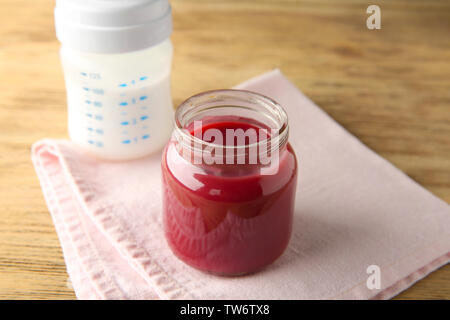 Vaso di gustosi alimenti per neonati su tavola Foto Stock