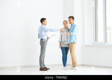 Agente immobiliare dando ai clienti chiave dal nuovo flat Foto Stock