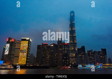 Vista notturna della skyline di Pudong dal fiume Huangpu dominato da Shanghai Tower, Shanghai, Cina Foto Stock