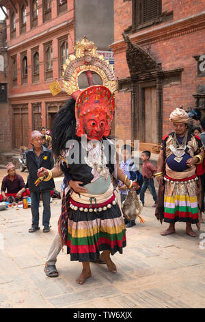 Sacrificio animale cerimonia al Bisket Jatra 2018, Nepalese Anno Nuovo Festival. Bhaktapur, Provincia n. 3, Nepal, Asia Foto Stock