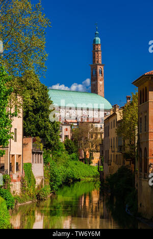 Splendida rinascimentale Basilica Palladiana visto dal fiume Retrone nel centro storico di Vicenza Foto Stock