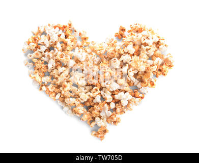 Cuore fatta di gustose caramello popcorn su sfondo bianco Foto Stock