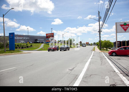 Sackville, Nova Scotia, Canada- Giugno 15, 2019: Vista della trafficata arteria principale Sackville Drive in Lower Sackville, Nova Scotia, con un Loblaws Superstore Foto Stock