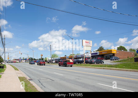 Sackville, Nova Scotia, Canada- Giugno 15, 2019: Guardando giù per la strada principale di Sackville Drive in Sackville, Nova Scotia con diversi punti vendita aziendali a Foto Stock