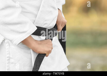 Femmina istruttore di karate all'aperto, primo piano Foto Stock