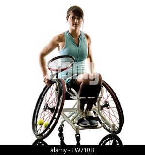 Un caucasian giovani handicappati giocatore di tennis donna in sport in carrozzella tudio in silhouette isolati su sfondo bianco Foto Stock