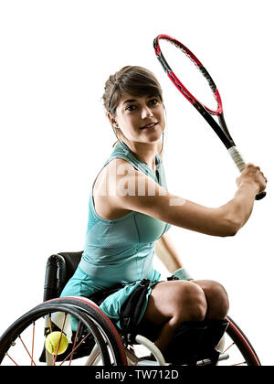 Un caucasian giovani handicappati giocatore di tennis donna in sport in carrozzella tudio in silhouette isolati su sfondo bianco Foto Stock