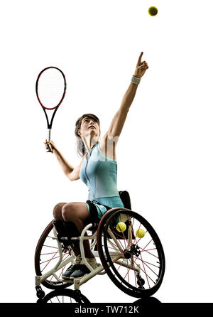 Un caucasian giovani handicappati giocatore di tennis donna in sport in carrozzella tudio in silhouette isolati su sfondo bianco Foto Stock