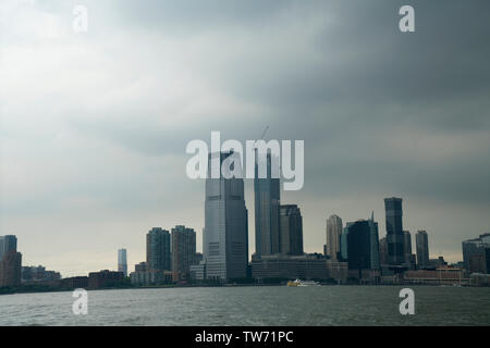 Jersey City, N.J. e il fiume Hudson sotto un cielo nuvoloso. Giugno 17, 2019 Foto Stock