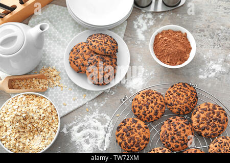 Composizione con chocolate chip di farina di avena cookies sul tavolo Foto Stock