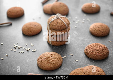 Deliziosi biscotti di farina di avena su tavola Foto Stock