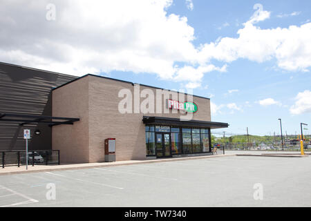 Dartmouth, Nova Scotia, Canada - 15 Giugno 2019: Il nuovo Pita Pit ristorante a Dartmouth, Nova Scotia attraverso il parcheggio Foto Stock