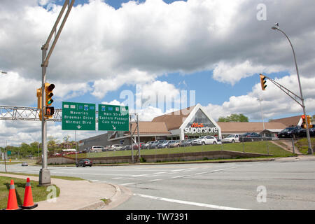 Dartmouth, Nova Scotia, Canada- Giugno 15, 2019: intersezione di una trafficata e popolare parco e Superstore in Dartmouth Foto Stock