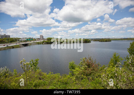 Dartmouth, Nova Scotia, Canada - 15 Giugno 2019: il lago MicMac accanto a ciò che è noto localmente come 'l'Circ' in Dartmouth Foto Stock