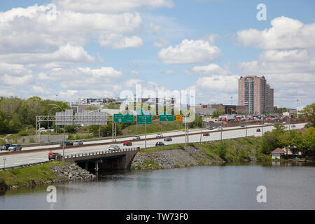 Dartmouth, Nova Scotia, Canada- Giugno 15, 2019: Dartmouth circonferenziale dell'autostrada con cartelli stradali e Mic Mac Mall Foto Stock
