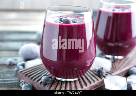 Vetro con acai succo di frutta sulla tavola di legno Foto Stock