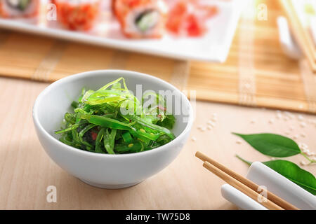 Ciotola con verde Alghe chuka sul tavolo Foto Stock