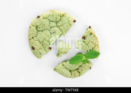 Mint chocolate chip cookie su sfondo bianco Foto Stock