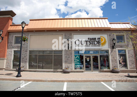 Dartmouth, Nova Scotia, Canada- Giugno 15, 2019: portarlo al di fuori del negozio in attraversamento di Dartmouth Foto Stock