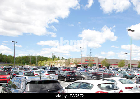 Dartmouth, Nova Scotia, Canada- Giugno 15, 2019: occupato il parcheggio su un sabato pomeriggio a Costco Wholesale in Dartmouth Crossing Foto Stock