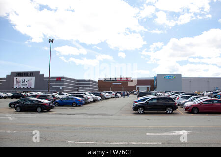 Dartmouth, Nova Scotia, Canada- Giugno 15, 2019: Mic Mall Mall Shopping Complex parcheggio mostra Old Navy Foto Stock