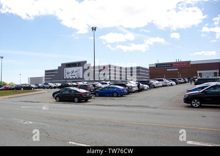 Dartmouth, Nova Scotia, Canada- Giugno 15, 2019: Mic Mall Mall complesso per lo shopping che mostra i negozi Foto Stock