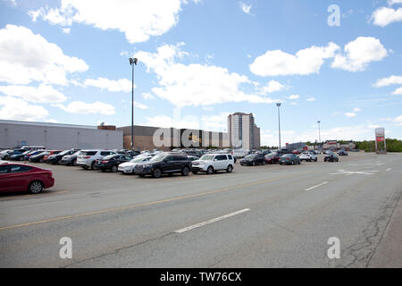 Dartmouth, Nova Scotia, Canada- Giugno 15, 2019: Mic Mall Mall Shopping Complex parcheggio Foto Stock