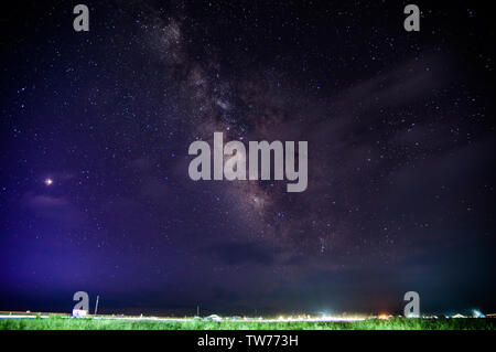 Gansu Gannan Xia Fiume Sangke Prairie notte estiva Via Lattea cielo stellato Foto Stock