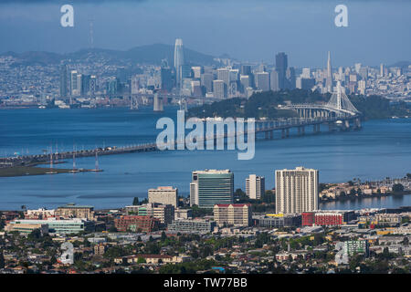 Vista del Bay Bridge, Isola del Tesoro e San Francisco, dalle colline di Berkeley, California, Stati Uniti d'America. Foto Stock