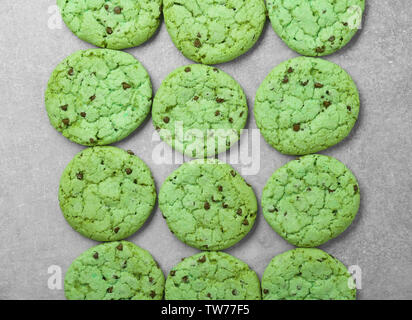 Mint Chocolate Chip Cookie su sfondo grigio Foto Stock