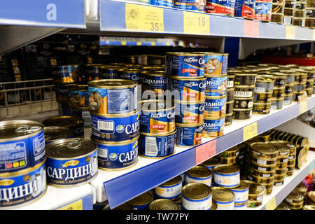 Kiev, Ucraina - 19 settembre 2017: conserve di prodotti ittici in ATB supermercato Foto Stock