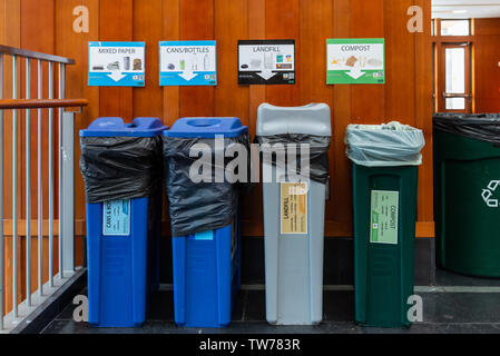 Un assortimento di contenitori di plastica per i rifiuti e il riciclaggio. Berkeley, California, Stati Uniti d'America. Foto Stock