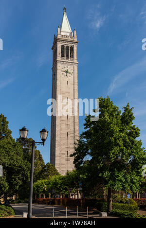 La Sather Tower, una torre campanaria nel campus della University of California di Berkeley. Berkeley, California, Stati Uniti d'America. Foto Stock
