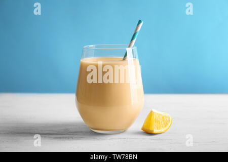 Vetro con orange frullato sul tavolo Foto Stock