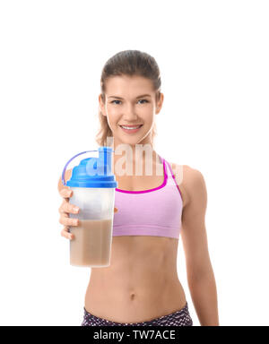 Bella giovane donna con protein shake su sfondo bianco Foto Stock