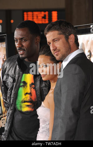 LOS ANGELES, CA. Ottobre 06, 2008: Idris Elba (sinistra), Thandie Newton & Gerard Butler presso il Los Angeles premiere del loro nuovo film 'Rocknrolla' alla Cupola di Glossari Affini, Hollywood. © 2008 Paul Smith / Featureflash Foto Stock