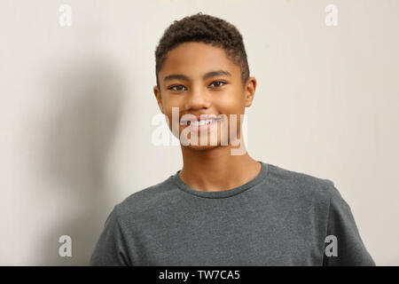 Affascinante adolescente afro-americano su sfondo chiaro Foto Stock