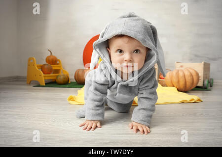 Adorable bebè in costume coniglietto in ambienti interni Foto Stock