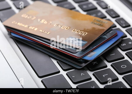 Carte di credito sulla tastiera del notebook, close up Foto Stock