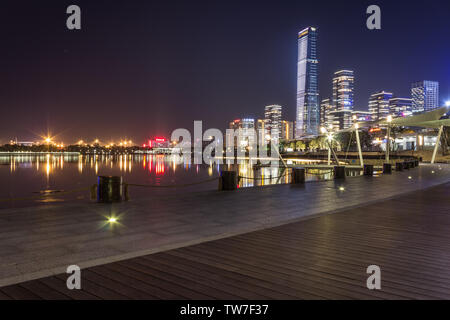 Vista notturna della città di Shenzhen e nessuno square Foto Stock