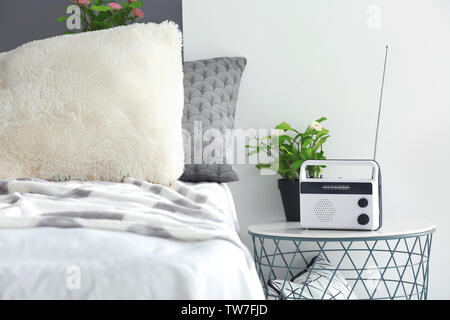 Moderno ricevitore radio in camera da letto Foto Stock