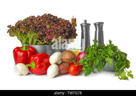 Composizione con diversi ortaggi e utensili di cottura su sfondo bianco Foto Stock
