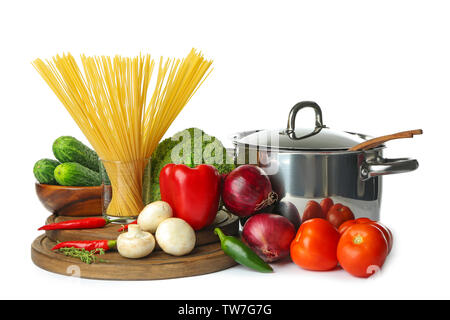 Composizione con diversi ortaggi e utensili di cottura su sfondo bianco Foto Stock