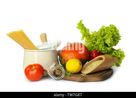 Composizione con diversi ortaggi e utensili di cottura su sfondo bianco Foto Stock